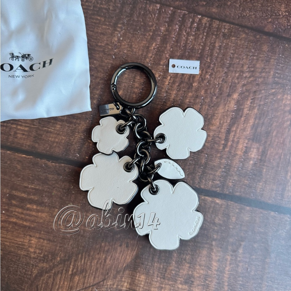 NWT Coach Tea Rose Floral Leather Bag Charm Key Chain - Picture 2 of 3